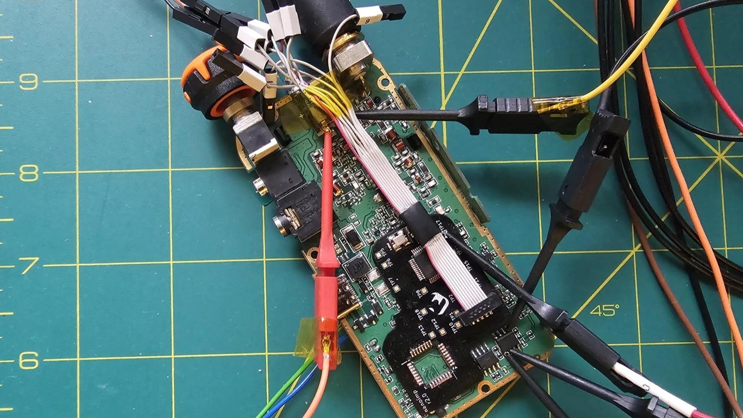 Logic analyzer connected to quansheng radio mod
